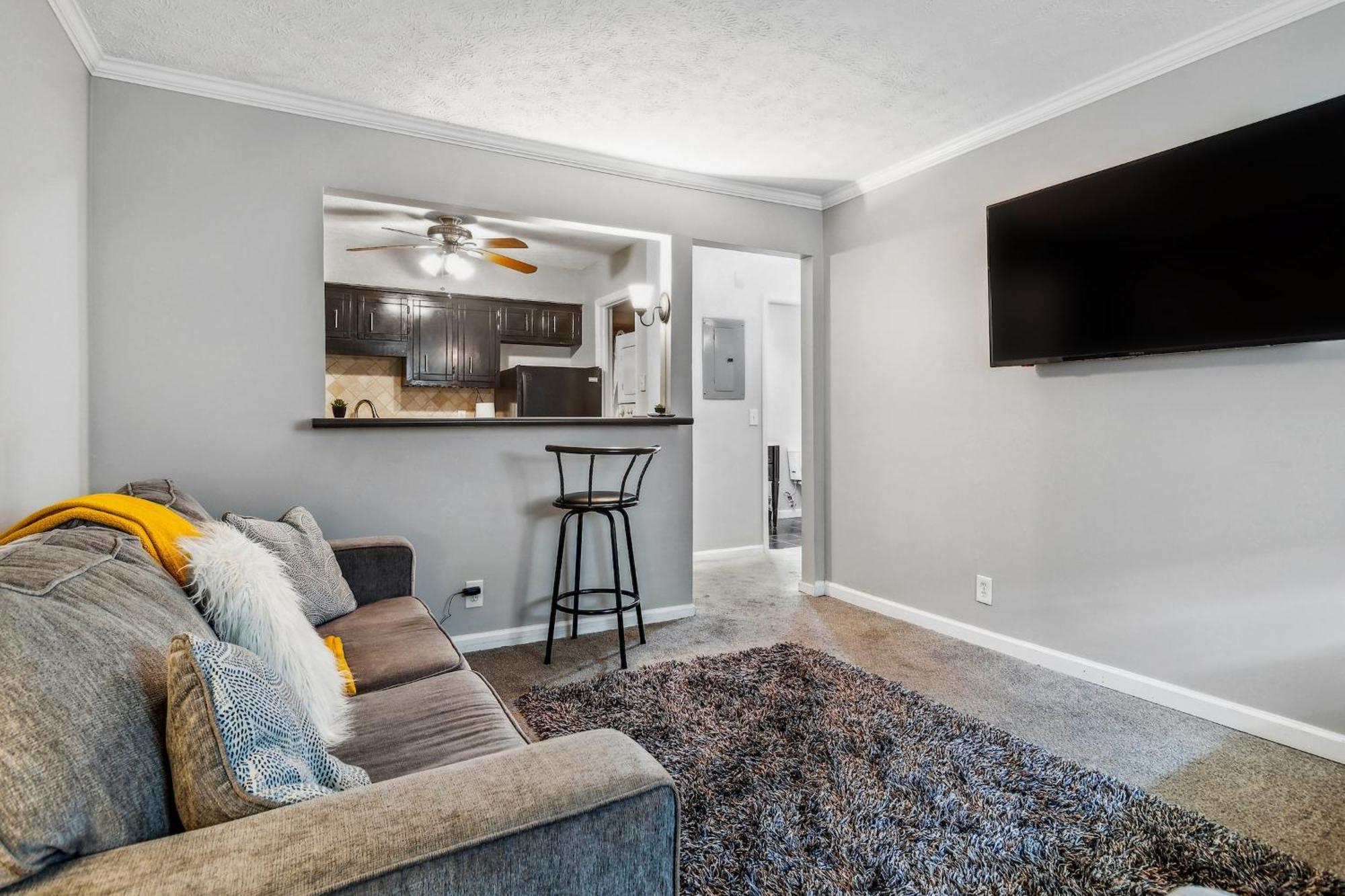 Cozy - Pets Welcome, Free Park Apartment